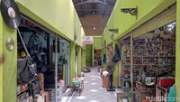 Meski jam operasional resminya pukul 12.00–19.00, banyak pedagang membuka kios secara fleksibel.
