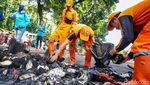 Pasukan Oranye Bersihkan Sisa Puing Pascakericuhan Matel Tewas di Kalibata