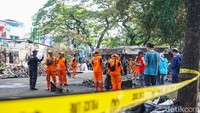 Aparat kepolisian memasang garis pembatas di sekitar lokasi untuk memastikan area tetap steril selama proses pembersihan berlangsung.