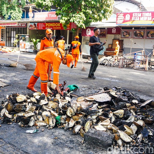 Pasukan Oranye Bersihkan Sisa Puing Pascakericuhan Matel Tewas di Kalibata
