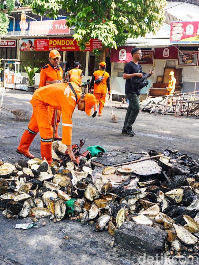 Pasukan Oranye Bersihkan Sisa Puing Pascakericuhan Matel Tewas di Kalibata