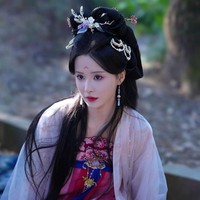 Meng Na hadir sebagai sosok yang memesona dengan senyum manis dan karakternya nan lembut. Wanita dengan tinggi 160 cm itu sering dipercaya mengisi drama romansa yang ringan namun penuh makna. Aktris ini juga dikenal memiliki aura natural sehingga setiap adegan terlihat realistis dan menyentuh. Foto: Dok. Weibo