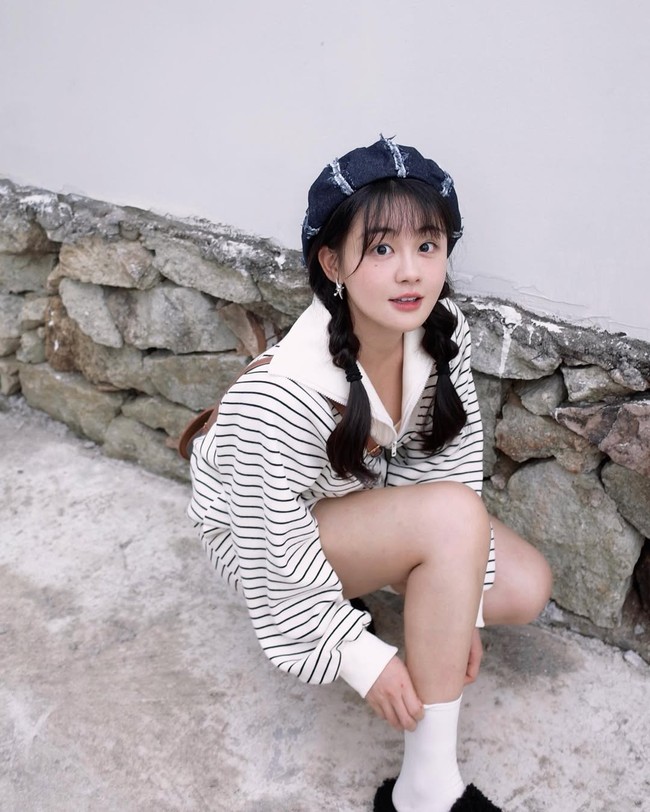 Punya tinggi badan 163 cm, Chen Fangtong tampil menggemaskan sekaligus ekspresif dalam banyak drama komedi romantis. Ia dikenal mampu menghidupkan karakter ceria maupun lugu dengan sangat baik. Foto: Dok. Weibo