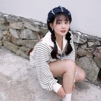 Punya tinggi badan 163 cm, Chen Fangtong tampil menggemaskan sekaligus ekspresif dalam banyak drama komedi romantis. Ia dikenal mampu menghidupkan karakter ceria maupun lugu dengan sangat baik. Foto: Dok. Weibo