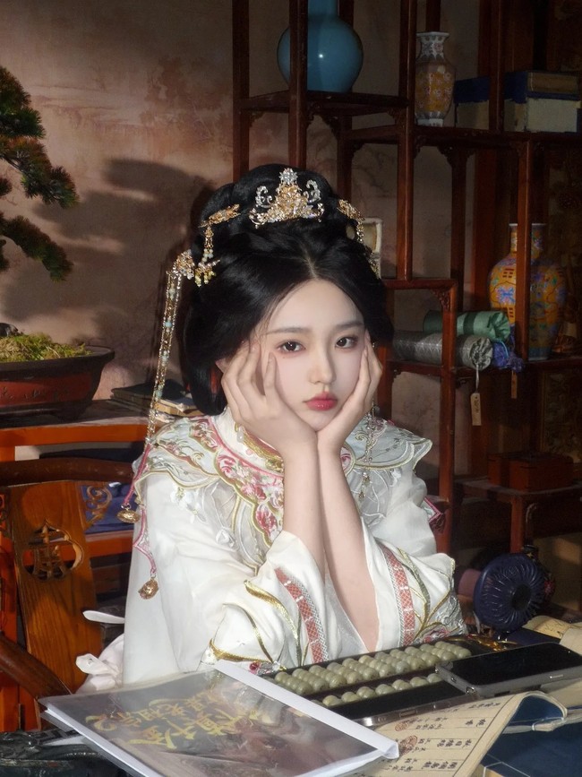 Li Keyi merupakan salah satu aktris berbakat yang memukau publik lewat kemampuan mendalami emosi karakter. Ia sering membawakan peran yang sarat makna dan meninggalkan kesan mendalam. Ia pun digadang-gadang menjadi aktris drama pendek China yang semakin bersinar di 2025.  Foto: Dok. Weibo