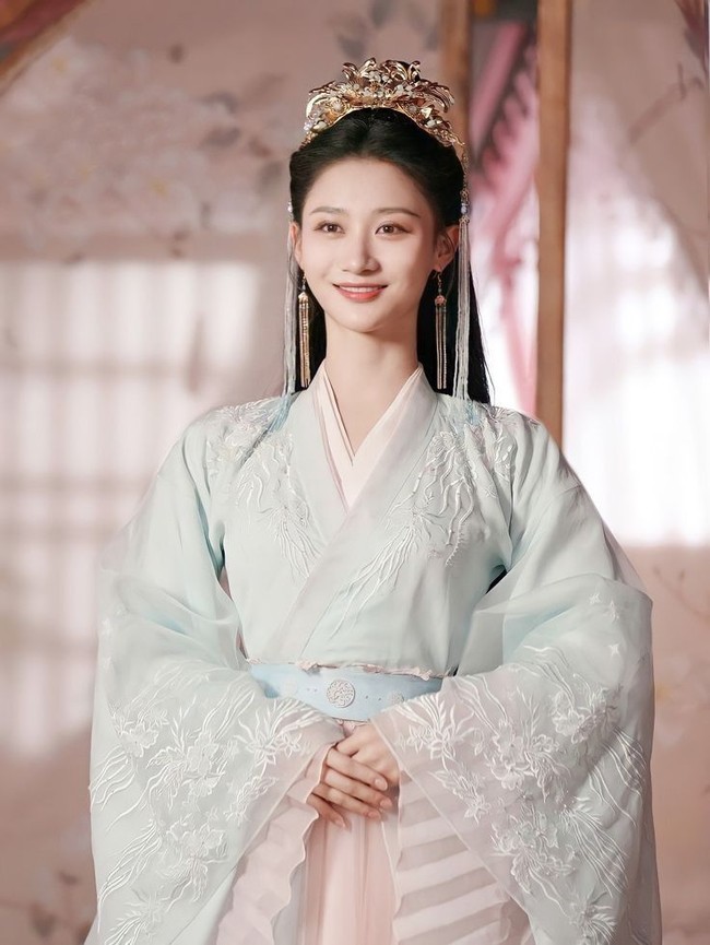 He Xuanlin memiliki tinggi sekitar 162 cm namun pesonanya benar-benar memikat. Ia dikenal dengan pembawaan yang tulus dan akting yang mengalir alami. Banyak penonton menyukai caranya membawakan karakter kompleks dengan sederhana namun tetap kuat. Tak heran, namanya semakin bersinar di industri drama pendek. Foto: Dok. Weibo