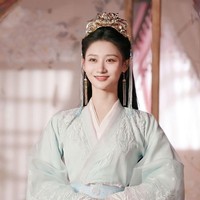 He Xuanlin memiliki tinggi sekitar 162 cm namun pesonanya benar-benar memikat. Ia dikenal dengan pembawaan yang tulus dan akting yang mengalir alami. Banyak penonton menyukai caranya membawakan karakter kompleks dengan sederhana namun tetap kuat. Tak heran, namanya semakin bersinar di industri drama pendek. Foto: Dok. Weibo