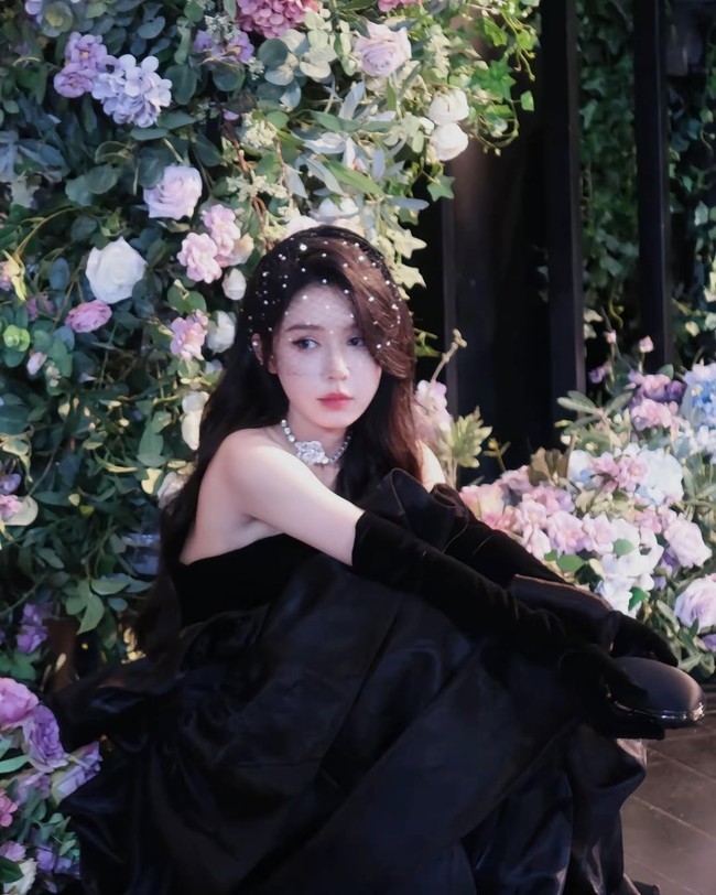 Dengan tinggi 160 cm, Jiang Shiqi menghadirkan pesona unik berkat kemampuannya yang serbaguna. Ia mampu membawakan berbagai genre drama China pendek, mulai dari romansa hingga komedi dan slice of life. Dedikasinya pada setiap peran membuatnya dikenal sebagai aktris yang disiplin dan totalitas. Tahun 2025 diprediksi menjadi puncak popularitasnya. Foto: Dok. Weibo