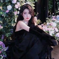 Dengan tinggi 160 cm, Jiang Shiqi menghadirkan pesona unik berkat kemampuannya yang serbaguna. Ia mampu membawakan berbagai genre drama China pendek, mulai dari romansa hingga komedi dan slice of life. Dedikasinya pada setiap peran membuatnya dikenal sebagai aktris yang disiplin dan totalitas. Tahun 2025 diprediksi menjadi puncak popularitasnya. Foto: Dok. Weibo