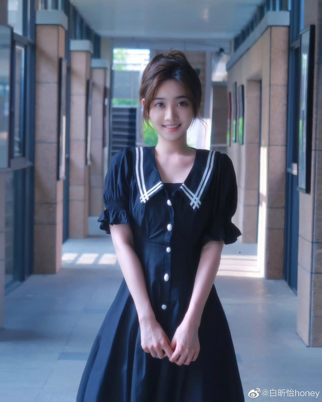 Bai Yinxi tampil memukau lewat kemampuan akting bernuansa lembut namun mendalam. Tinggi Ia tidak membatasi karismanya untuk merajai drama-drama pendek dengan karakter penuh konflik. Ia sering dipuji berkat kemampuan meresapi peran dan menghadirkan suasana emosional yang membuat penonton ikut terbawa suasana. Foto: Dok. Weibo