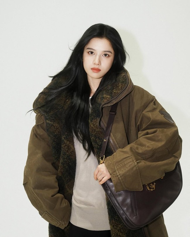 Zhang Jinyi memiliki kecantikan klasik dan kemampuan akting emosional yang membuatnya berbeda dari yang lain. Ia sering dipercaya memerankan karakter-karakter menantang. Setiap penampilannya memberikan kesan elegan dan kuat, membuatnya menjadi salah satu aktris yang paling menonjol di antara bintang drama pendek lainnya. Foto: Dok. Weibo