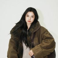 Zhang Jinyi memiliki kecantikan klasik dan kemampuan akting emosional yang membuatnya berbeda dari yang lain. Ia sering dipercaya memerankan karakter-karakter menantang. Setiap penampilannya memberikan kesan elegan dan kuat, membuatnya menjadi salah satu aktris yang paling menonjol di antara bintang drama pendek lainnya. Foto: Dok. Weibo