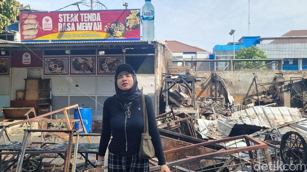 Pemilik kios kuliner di Kalibata, Jaksel, tak kuasa menahan tangis karena tempat usahanya hangus terbakar usai kericuhan akibat 'mata elang' tewas dikeroyok. (Taufiq S/detikcom))