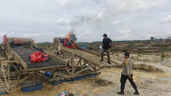 Polda Riau Bongkar Tambang Emas Ilegal di Kuansing, 15 Rakit Dimusnahkan