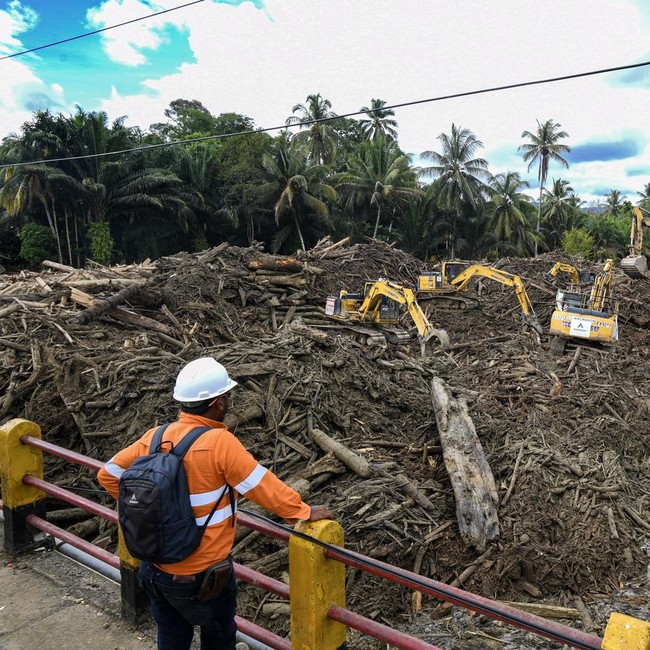 Penampakan Kayu Gelondongan Tutup Akses dan Hambat Evakuasi di Tapteng