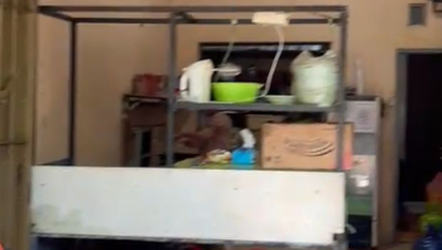 Penampakan usaha ayam geprek di Toddopuli Makassar yang digeruduk warga. Penampakan usaha ayam geprek di Toddopuli Makassar yang digeruduk warga.