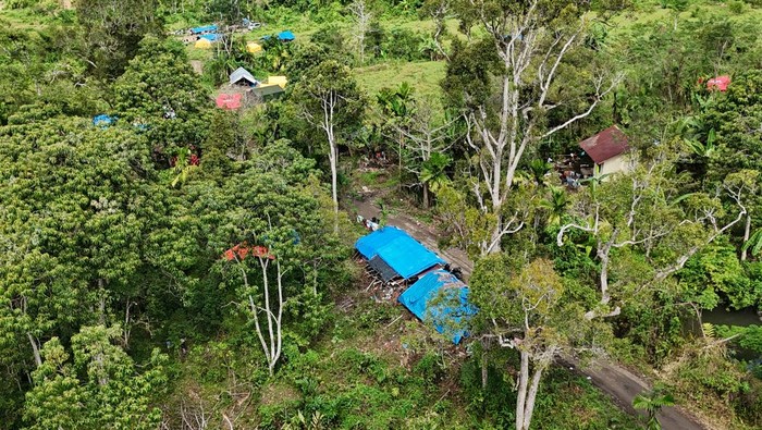 Sejumlah warga korban banjir melintas di depan tenda darurat di kawasan hutan Desa Kuta Teugoh, Beutong Ateuh Banggalang, Nagan Raya, Aceh, Kamis (11/12/2025). Sebagian warga korban banjir dari Desa Babah Suak dan Desa Kuta Teungoh atau 360 kepala keluarga masih mengungsi di dalam hutan disebabkan rumah mereka terbawa arus pasca bencana hidrometeorologi pada Rabu (26/11) lalu. ANTARA FOTO/Syifa Yulinnas/nz.