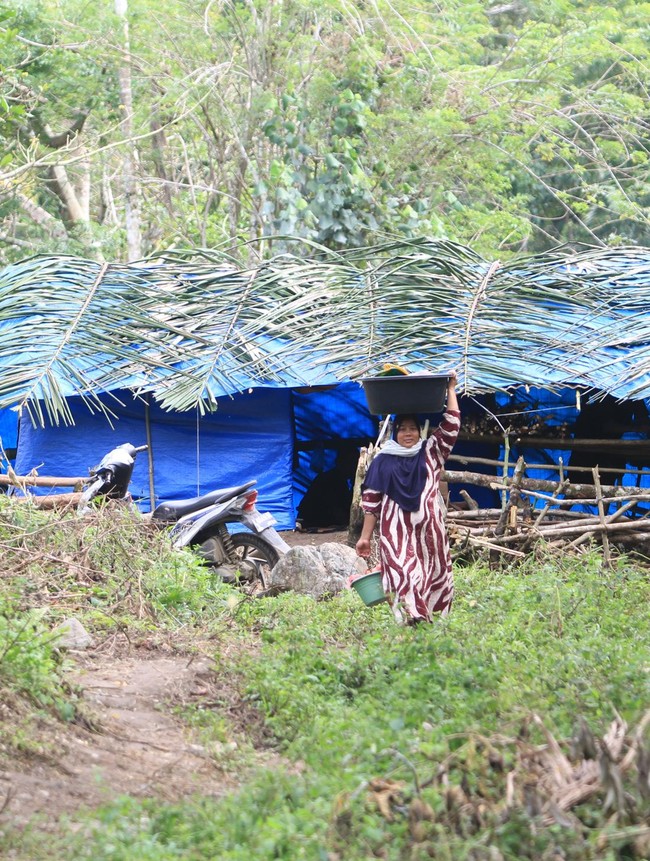 Rumah Lenyap Diseret Banjir, Warga Nagan Raya Bertahan di Tenda Hutan