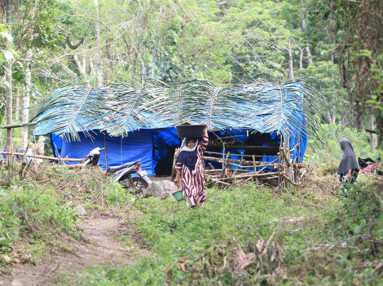 Rumah Lenyap Diseret Banjir, Warga Nagan Raya Bertahan di Tenda Hutan