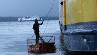 Para pekerja mengecat lambung kapal sebagai bagian dari perawatan rutin. Langkah ini dilakukan untuk memastikan seluruh armada siap menghadapi lonjakan penumpang selama libur Natal dan Tahun Baru. ANTARA FOTO/Budi Candra Setya