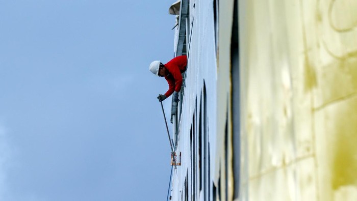 Perawatan kapal jelang libur panjang Pekerja berjalan untuk melakukan perawatan kapal di Pelabuhan Bulusan, Ketapang, Banyuwangi, Jawa Timur, Kamis (11/12/2025). Perawatan rutin itu dilakukan jelang libur panjang Sekolah Natal dan Tahun Baru untuk memastikan seluruh armada siap melayani lonjakan penumpang di jalur penyeberangan Jawa-Bali. ANTARA FOTO/Budi Candra Setya/nz