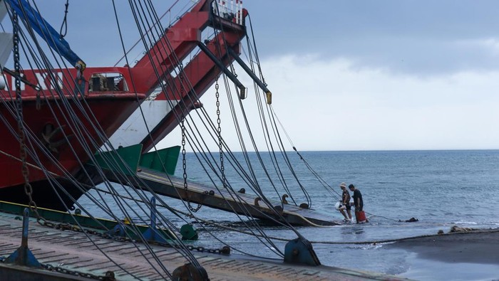 Pekerja berjalan untuk melakukan perawatan kapal di Pelabuhan Bulusan, Ketapang, Banyuwangi, Jawa Timur, Kamis (11/12/2025). Perawatan rutin itu dilakukan jelang libur panjang Sekolah Natal dan Tahun Baru untuk memastikan seluruh armada siap melayani lonjakan penumpang di jalur penyeberangan Jawa-Bali. ANTARA FOTO/Budi Candra Setya/nz