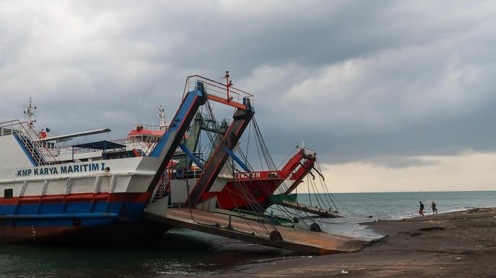 Pekerja berjalan untuk melakukan perawatan kapal di Pelabuhan Bulusan, Ketapang, Banyuwangi, Jawa Timur, Kamis (11/12/2025). Perawatan rutin itu dilakukan jelang libur panjang Sekolah Natal dan Tahun Baru untuk memastikan seluruh armada siap melayani lonjakan penumpang di jalur penyeberangan Jawa-Bali. ANTARA FOTO/Budi Candra Setya/nz