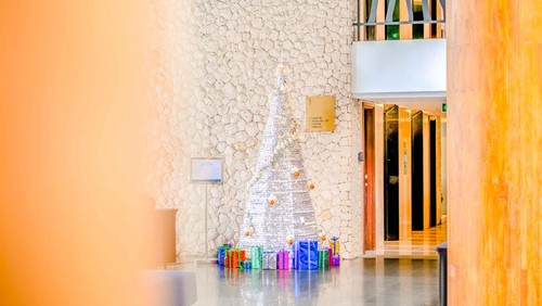 Pohon Natal dari bohlam bekas dan material daur ulang lainnya berdiri megah di area lobby Four Points by Sheraton Bali Ungasan. (Foto: Dok. Four Points by Sheraton Bali Ungasan)