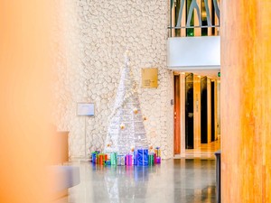 Four Points by Sheraton Bali Ungasan Hadirkan Pohon Natal dari Bohlam Bekas