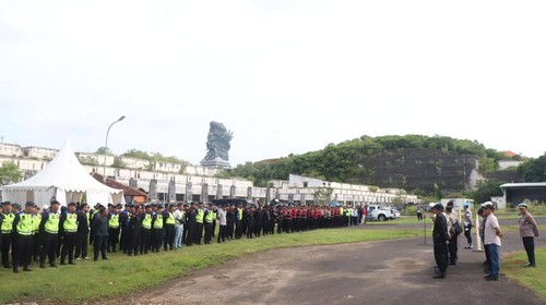 Polda Bali menggelar apel pengamanan festival musik DWP 2025 di GWK, Jumat (12/12/2025). (Dok. Polda Bali)