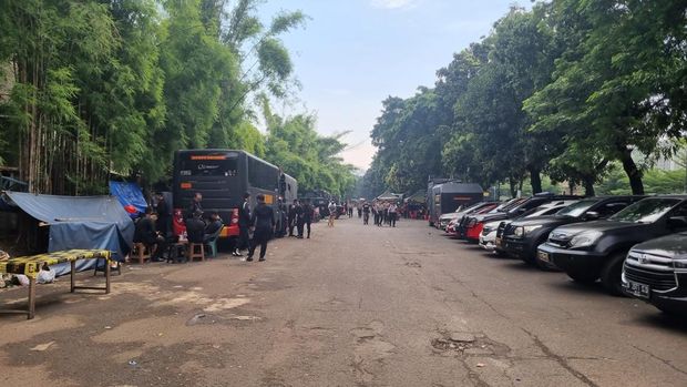 Polisi berjaga di area kericuhan di Kalibata, Jaksel (Taufiq/detikcom)