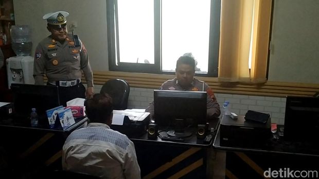 Polisi memeriksa sopir dan mobil  MBG yang menabrak pagar rumah warga di Pekalongan.