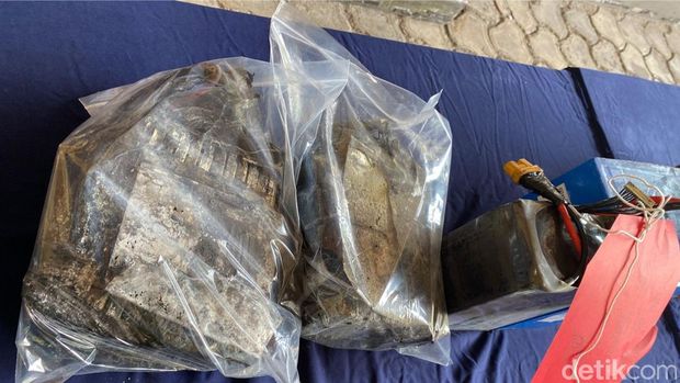 Polisi menggelar barang bukti terkait kebakaran maut di gedung Terra Drone, Jakarta Pusat Polisi menggelar barang bukti terkait kebakaran maut di gedung Terra Drone, Jakarta Pusat, Jumat (12/12/2025).