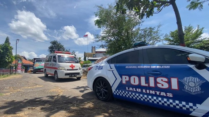 Polres Probolinggo Kawal Pengiriman Bantuan Korban Erupsi Semeru