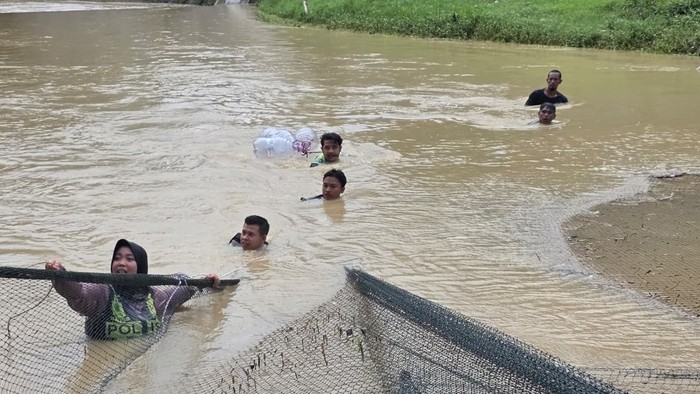 Polwan Blora Brigpol Titis Lawan Arus Sungai Cari 3 Santriwati Tenggelam