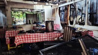 Begini potret bagian dalam Sop Kaki Kambing & Sapi 999 Dua Saudara, warung yang jadi sasaran pembakaran. Terlihat area makan berserakan dengan alat-alat masak juga ikut gosong. Foto: Istimewa