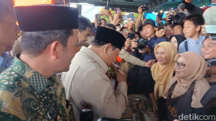 Saat Prabowo Cicip Gutel di Posko Pengungsian Takengon Aceh Tengah