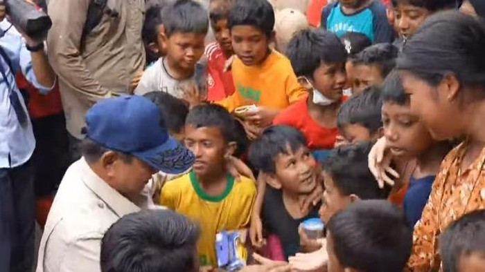 Momen Prabowo Sapa hingga Beri Mainan Anak-anak Korban Bencana Aceh Tamiang