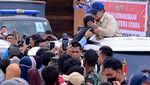 Potret Prabowo Peluk Bocah dan Kuatkan Ibu-ibu di Pengungsian Aceh