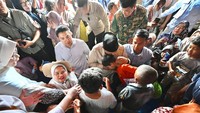 Prabowo tampak berbincang, merangkul, hingga menggendong anak-anak. Prabowo turut memberikan motivasi dan berharap kondisi bisa cepat pulih kembali. (Biro Sekretariat Presiden)