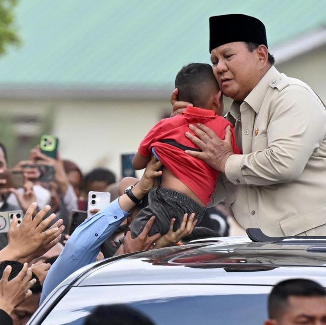 Potret Prabowo Peluk Bocah dan Kuatkan Ibu-ibu di Pengungsian Aceh
