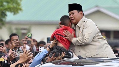 Potret Prabowo Peluk Bocah dan Kuatkan Ibu-ibu di Pengungsian Aceh