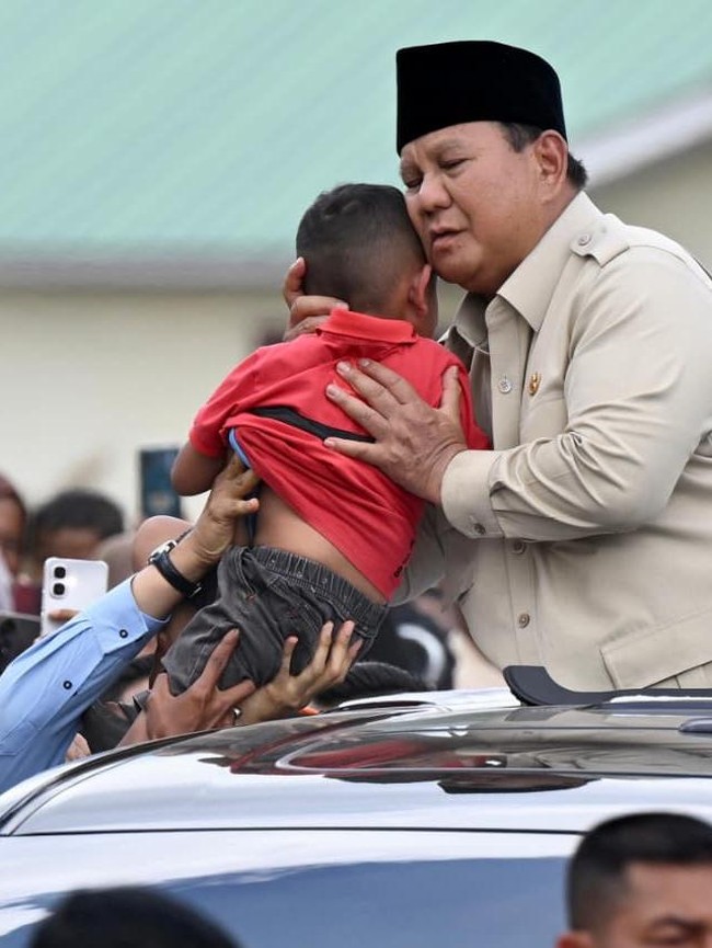 Potret Prabowo Peluk Bocah dan Kuatkan Ibu-ibu di Pengungsian Aceh