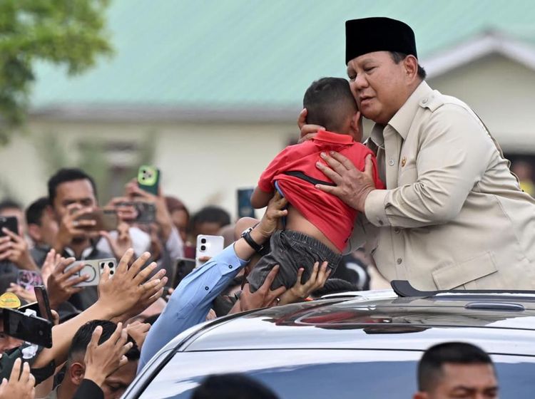 Potret Prabowo Peluk Bocah dan Kuatkan Ibu-ibu di Pengungsian Aceh