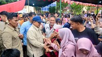 Anak-anak yang tabah, yang semangat, kita cepat kembali, supaya anak-anak semua cepat sekolah semuanya, ujar Prabowo. (Biro Sekretariat Presiden)