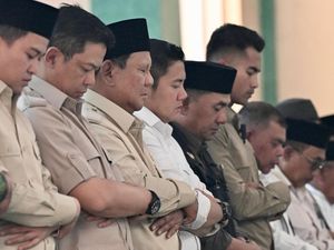 Momen Prabowo Salat Jumat Bareng Pengungsi di Takengon Aceh