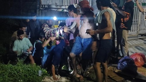 Proses evakuasi bocah 12 tahun yang terseret arus di Bendungan Desa Timu, Kecamatan Bolo, Kabupaten Bima, NTB, Kamis (11/12/2025) malam. (Foto: Dok. Polsek Bolo)