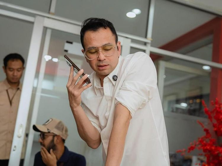 Pesan Raffi Ahmad Usai Helikopter Nyaris Mendarat Darurat di Sawah