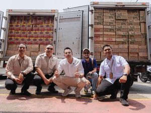 Sakit Gigi Gak Masalah! Raffi Ahmad Kirim 65 Truk Sembako ke-4 Wilayah Bencana