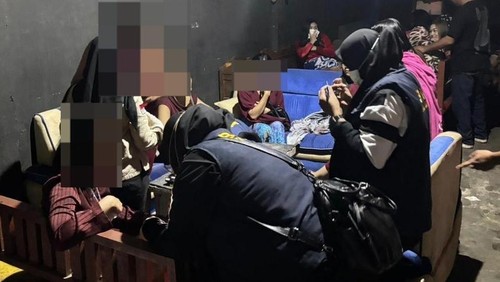 Razia Sattesnarkoba Polres Bima Kota dan BNNK Bima, di salah satu kafe di Kelurahan Ule, Kecamatan Asakota, Kota Bima, NTB, Jumat (12/12/2025) dini hari.